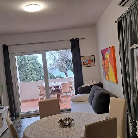 Perla - 50 M From The Villa *